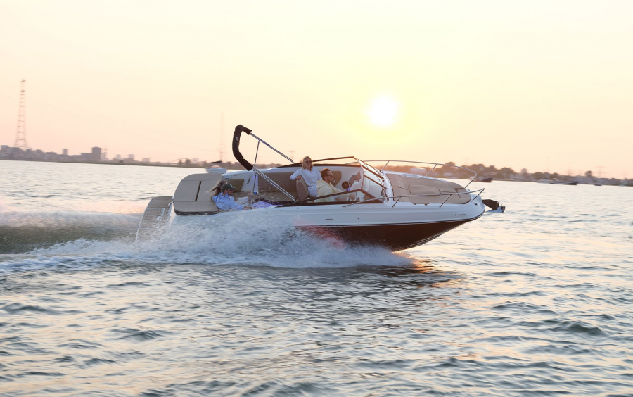 Катер Sea Ray Sunsport 230: для отдыха и развлечений
