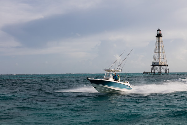 Boston Whaler 230 Outrage фото 1.3