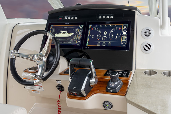 Boston Whaler 350 Realm фото 1.5