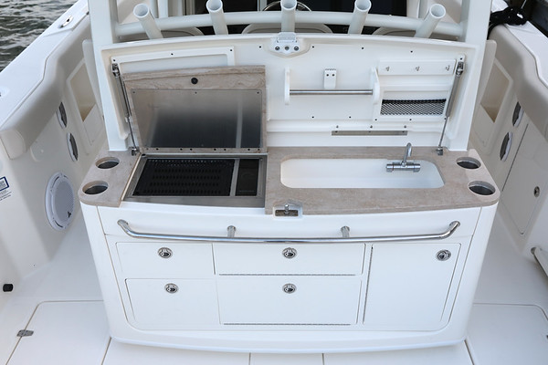 Boston Whaler 380 Outrage фото 1.10