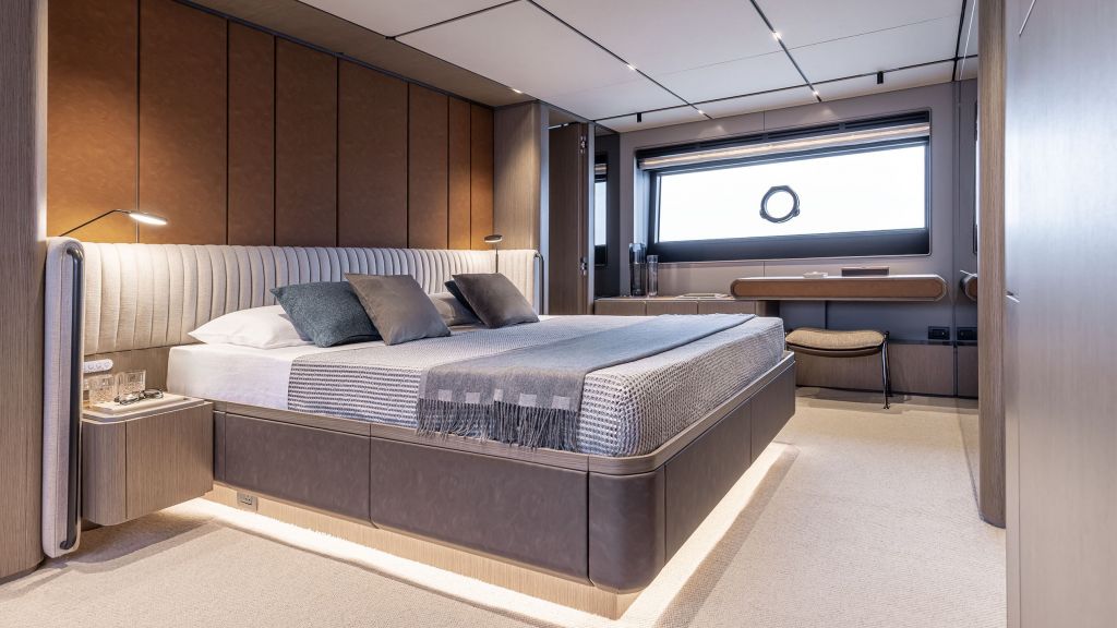 Ferretti Yachts INFYNITO 90.jpg