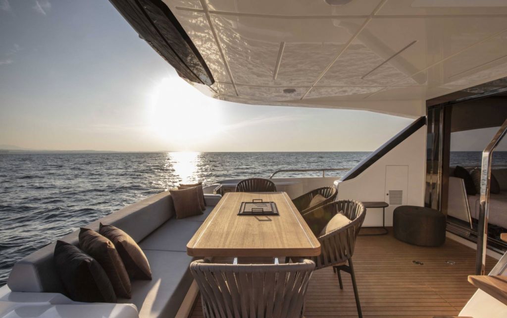 ferrettiyachts_720new_main-deck_0000_40847.jpg